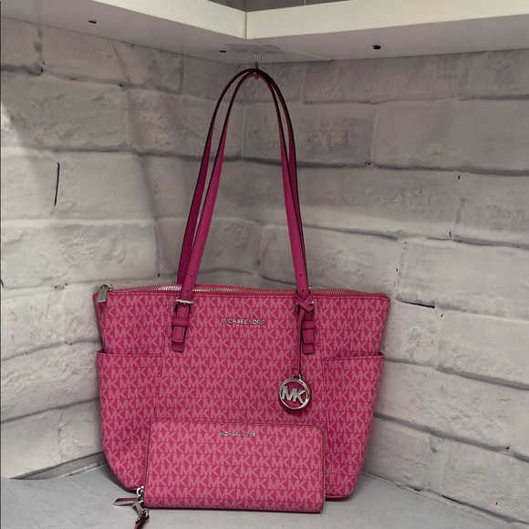 Michael Kors Charlotte TZ Shoulder Bag
& Matching Wallet Cerise - Picture 1 of 12